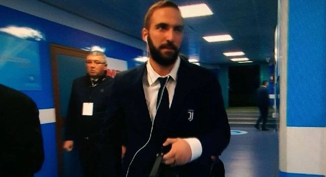 Higuain torna al San Paolo! Eccolo col tutore nel tunnel azzurro [VIDEO]