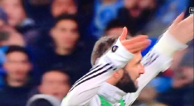 La Curva A si scaglia contro Higuain, il Pipita provoca i tifosi: Vai, più forte! [VIDEO]