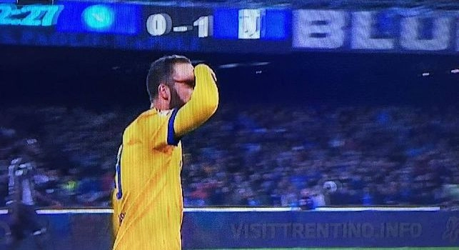 Mediaset - Higuain, esultanza polemica: scruta la tribuna dopo il gol, ecco con chi ce l'aveva
