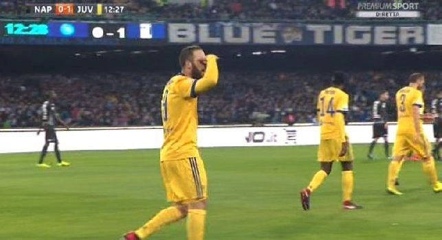 Sky, Alciato: Esultanza poco elegante di Higuain davanti alla panchina del Napoli, la sua mano è scesa molto più giù...