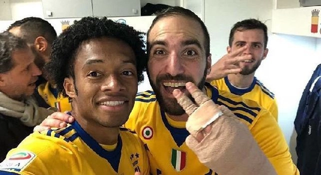 La Juventus festeggia nello spogliatoio del San Paolo: Higuain e Barzagli scatenati [FOTO]