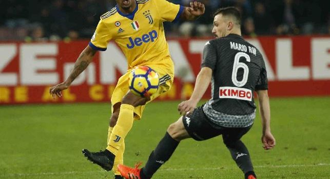 Juventus, Douglas costa si allena a parte per una botta al polpaccio: salterà la gara contro il Napoli