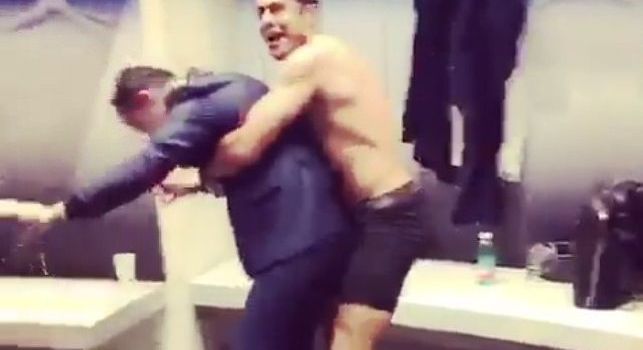 Inter, festa esagerata in spogliatoio: ma spunta un uomo nudo... [VIDEO]