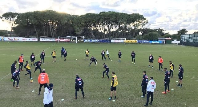 SSC Napoli - Strano riscaldamento per gli azzurri: Palla al centro [VIDEO]