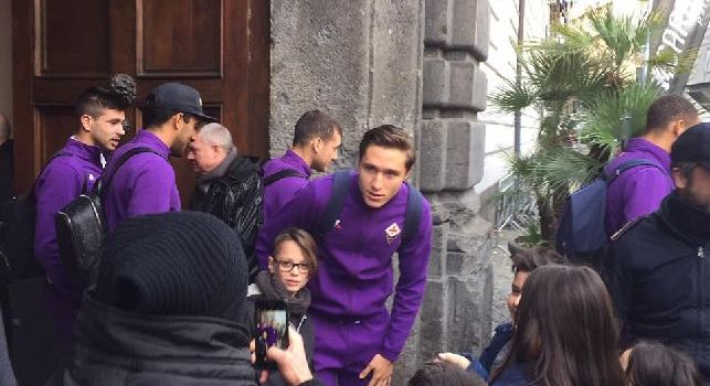 La Fiorentina parte per il San Paolo, Chiesa incitato dai tifosi azzurri: Vieni a Napoli! [FOTO & VIDEO CN24]