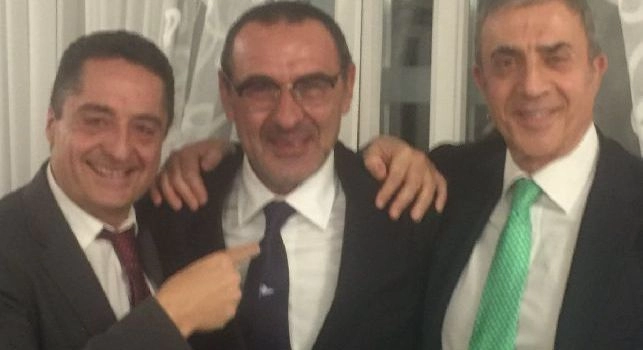 Villa D'Angelo, Sarri in cravatta alla cena di fine anno: anche l'account Twitter celebra il momento [FOTO]