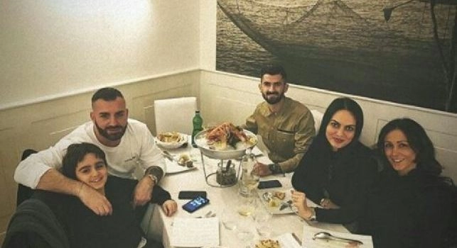 Hysaj, cena in compagnia di amici: l'azzurro si rilassa dopo una giornata di lavoro