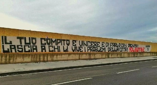 Curva A, striscioni contro ADL: Buffone, lascia a chi li vive i problemi della città: il tuo compito è vincere [FOTO]