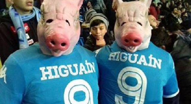 Clamoroso a Torino, nel settore ospiti spuntano due <i>maiali</i> con la maglia di Higuain! [FOTO]