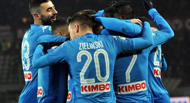 I giocatori del Napoli esultano dopo il gol