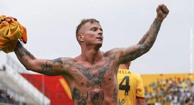 Amato Ciciretti esulta togliendosi la maglia del Benevento