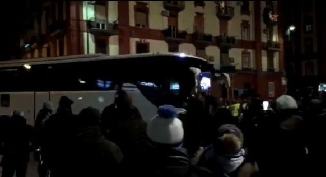 Lazio arrivata al San Paolo, bordate di fischi dai tifosi all'esterno [VIDEO CN24]