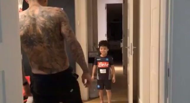 Casa Allan, sfida 'casalinga' padre-figlio a calcio: gol di Miguel, dab dance e tante risate! [VIDEO]