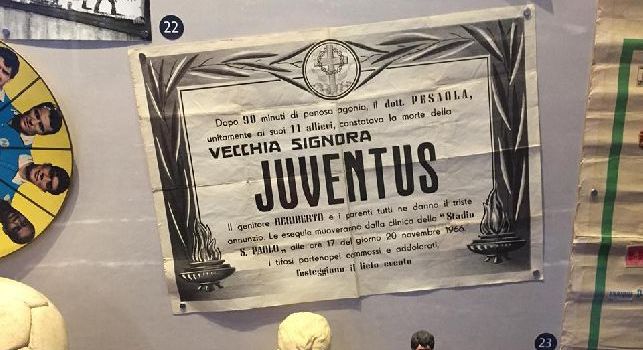 Il Dott. Pesaola ed i suoi 11 allievi constatavano la morte della Vecchia Signora Juventus, al MANN spunta il primo manifesto ironico dei tifosi azzurri [FOTO CN24]