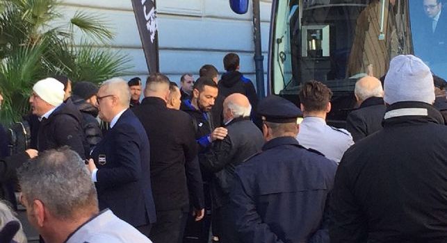 La Samp lascia Palazzo Caracciolo, circa cinquanta tifosi del Napoli per l'acclamatissimo Quagliarella! [FOTO & VIDEO CN24]