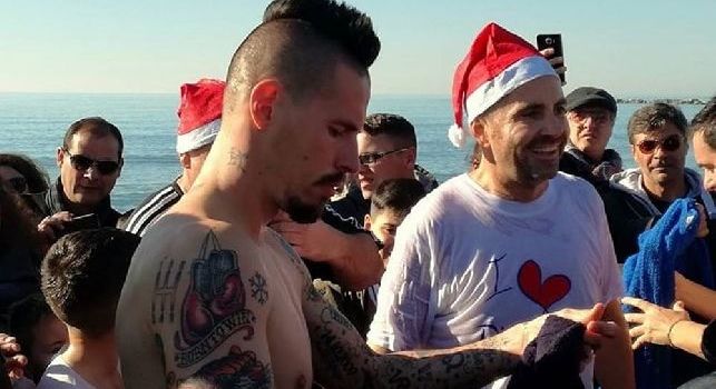 Hamsik rispetta la tradizione natalizia: tuffo in acqua con gli amici di I love Pinetamare [VIDEO]