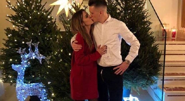 Bacio di Natale per l'elegantissimo Zielinski e la sua compagna Laura [FOTO]