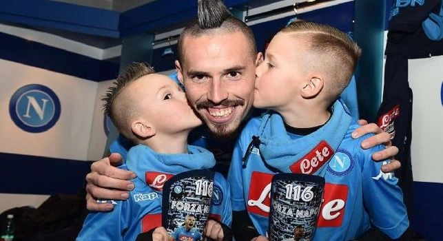 Papà perchè ce ne andiamo?. I figli di Hamsik vogliono restare a Napoli, ma il capitano gli promette di tornare spesso