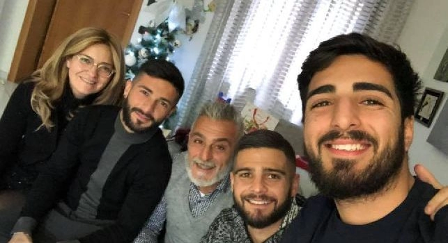 La mia famiglia, tanti sorrisi in casa Insigne nel giorno di Natale: manca solo Roberto... [FOTO]