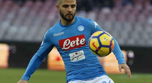 Insigne prova la rovesciata allo Scida: l'attaccante napoletano svirgola la sfera