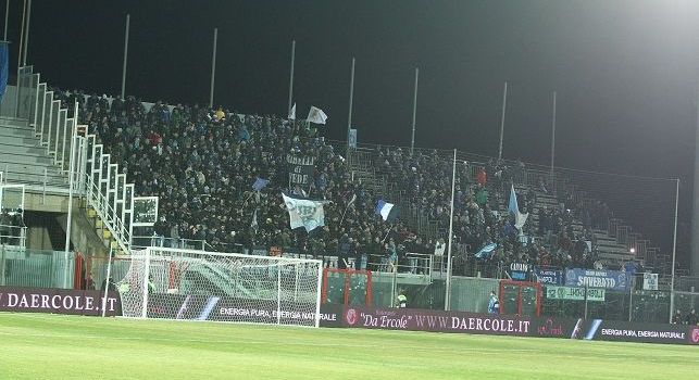 Si fanno sentire i tifosi azzurri: cori per Ciro Esposito dal settore ospite