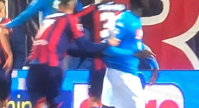 Fallo da rigore su Koulibaly non mostrato dalle tv! Il difensore vola dopo un duello in area [FOTO e VIDEO]