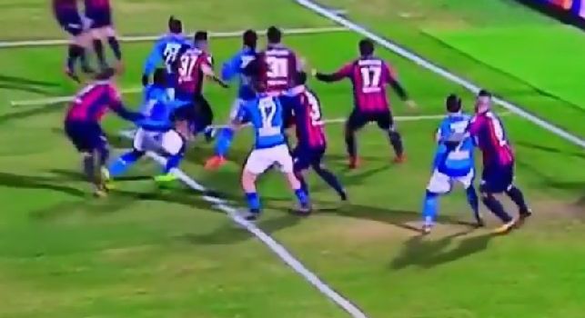 La vergogna del rigore nascosto dalle Tv, ecco l'azione integrale: Koulibaly steso in area, è fallo netto! [VIDEO]