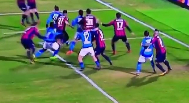 La vergogna del rigore nascosto dalle Tv, ecco l'azione integrale: Koulibaly steso in area, è fallo netto! [VIDEO]