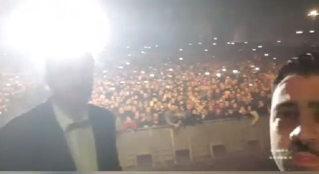 Piazza Plebiscito scatenata in attesa della mezzanotte, Pio e Amedeo 'testano' l'urlo champions [VIDEO]