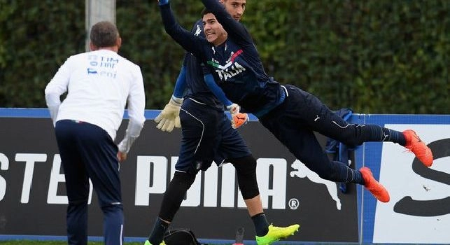 Alex Meret lavora con la divisa della Nazionale