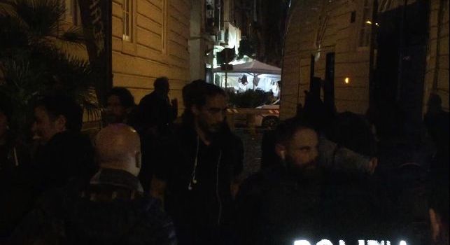 Polizia all'esterno dell'Hotel Caracciolo in attesa dell'Hellas Verona