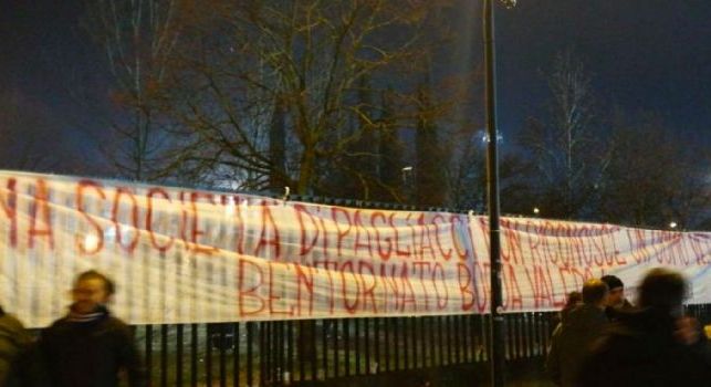 Fiorentina, striscione di protesta dei tifosi: Una società di pagliacci non riconosce un uomo vero: bentornato Borja Valero [FOTO]