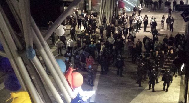 Tensione alta alla stazione, lancio di bombe carta e sassi: scontri tra veronesi e la Polizia