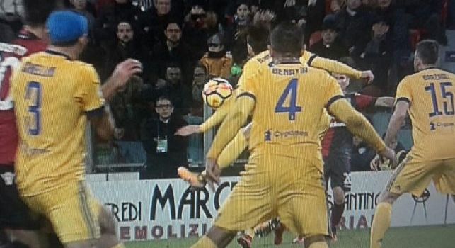 Clamoroso a Cagliari: rigore netto negato ai sardi, fallo di mano in area di Bernardeschi! Silent check del VAR [VIDEO]