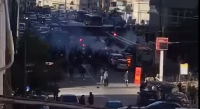 Agguato ai tifosi del Verona pianificato, scontri Utras Napoli-polizia ripresi da un balcone [VIDEO]