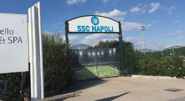 Tv Luna: Gli Ultras del Napoli piombano a Castel Volturno, confronto con Sarri e la squadra. Una richiesta: non mollare!