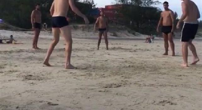 Jorginho, palleggi in spiaggia: via ai numeri... [VIDEO]