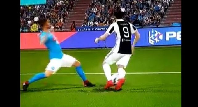 Higuain simula a Fifa contro il Napoli, i social insorgono: Incredibile, rubano anche nei videogiochi! [VIDEO]