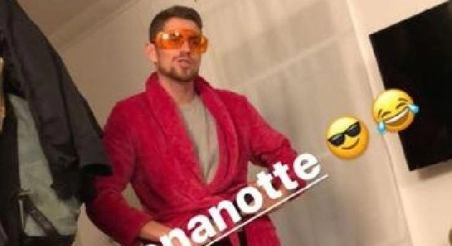 Occhiali <i>trash</i> e vestaglia rossa: la strana buonanotte di Jorginho [FOTO]