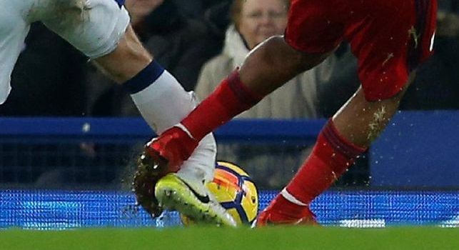 Infortunio shock per McCarthy dell'Everton, la gamba si spezza in due! [FOTO]