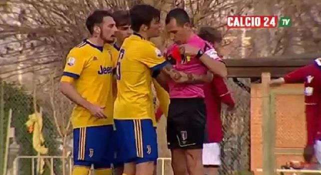 Bologna-Juve Primavera: mani addosso all'arbitro di un bianconero, ma il direttore di gara non lo ammonisce nemmeno![VIDEO]