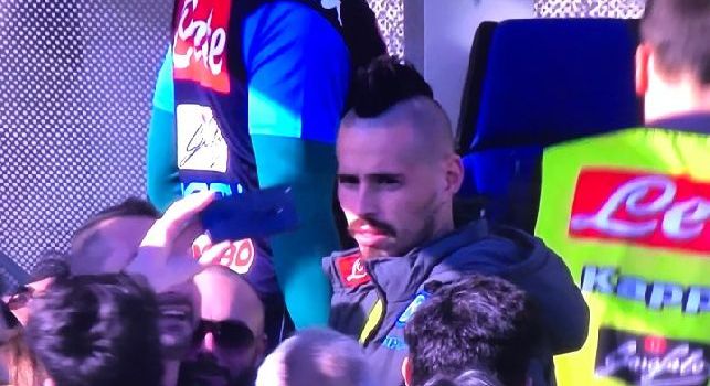 Hamsik torna in panchina ma viene sommerso dai tifosi: selfie e video col capitano azzurro [FOTO]