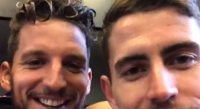 Mertens, che risate negli spogliatoi! Jorginho e Allan lo prendono in giro: E' tornato dopo 6 mesi di vacanza! Al Fantacalcio... [VIDEO]