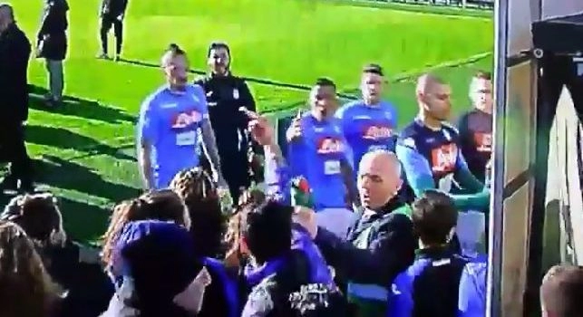 Un tifoso dell'Atalanta mostra il dito medio ai giocatori del Napoli: Allan e Tonelli trascinati a forza nel tunnel [VIDEO]