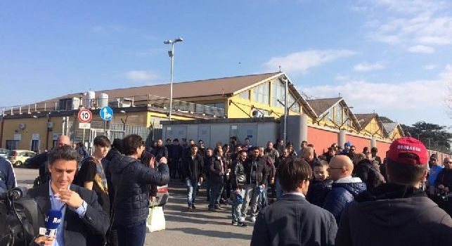 Ultras pronti ad accogliere il Napoli, tifosi a Capodichino per abbracciare gli azzurri