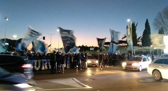 La squadra lascia l'aeroporto, Hamsik scatenato al coro Chi non salta juventino è! [VIDEO CN24]