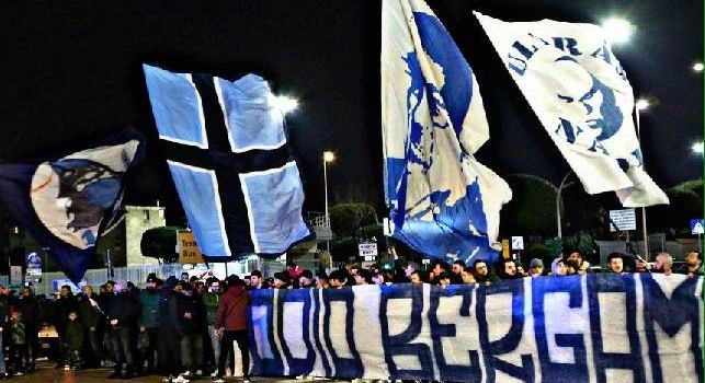 I tifosi del Napoli accolgono gli azzurri a Capodichino topo la vittoria contro l'Atalanta