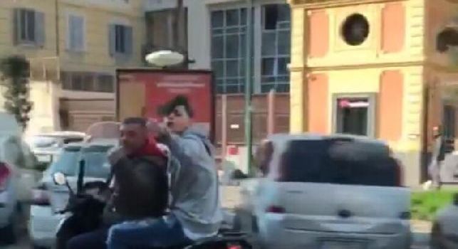 Immagini choc di Luigi De Laurentiis, ragazzi su motorini lo inseguono insultandolo: Cacc e sord, t'accir! [VIDEO]