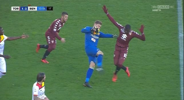 Follia incredibile di Belec in Torino-Benevento: calcione violentissimo rifilato a Niang e rosso per lui [VIDEO]