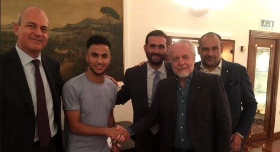 Adam Ounas stringe la mano ad Aurelio De Laurentiis